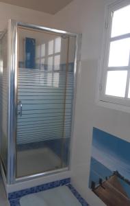 巴斯特尔Les ptits flamboyants的带淋浴的浴室,带窗户