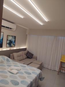 累西腓Beach Class Ilha do Leite 3105的客厅配有床和沙发