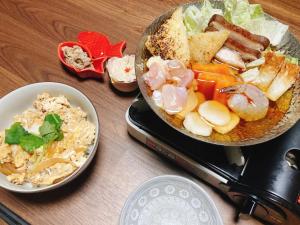 箱根YUPOPPO Hakone的桌子上摆着两碗食物的桌子
