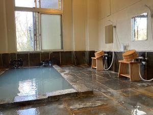 箱根YUPOPPO Hakone的浴室设有水池和2个卫生间