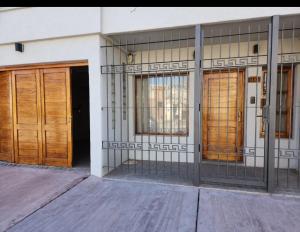 圣拉斐尔Casa nueva centrica的两边有三扇门的建筑
