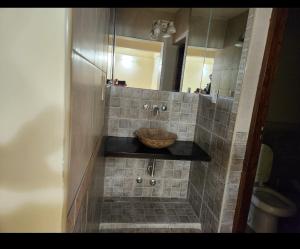 圣拉斐尔Casa nueva centrica的一间带水槽和镜子的浴室