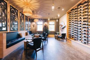 哈迪港科瓦利拉斯酒店的葡萄酒品酒室,配有椅子和葡萄酒架