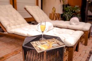 圣米格尔-德阿连德El Recinto Luxury Hotel的客厅的桌子上一杯香槟