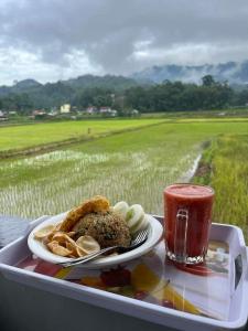 兰特包Purabarang Homestay的盘子,盘子上放着一盘食物和饮料