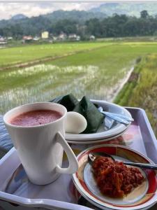 兰特包Purabarang Homestay的盘子,盘子上放着咖啡和一盘食物