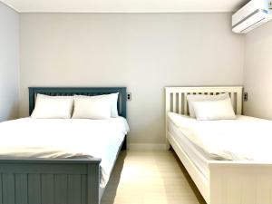 首尔Hostel Korea - Ikseon的卧室内两张并排的床