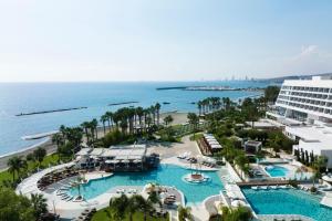 利马索尔Parklane, a Luxury Collection Resort & Spa, Limassol的享有度假村和海洋的空中景致