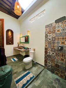 乌鲁瓦图乌鲁瓦图卢姆布恩小屋假日公园的一间带卫生间和水槽的浴室