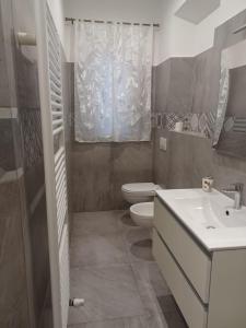 波尔图桑特埃尔皮迪奥Appartamento Civico Trentuno的一间带卫生间和水槽的浴室