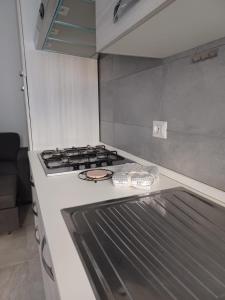 波尔图桑特埃尔皮迪奥Appartamento Civico Trentuno的厨房配有炉灶烤箱