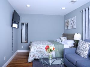 伊丽莎白Stylish & family friendly 3 Bedroom - 8 mins to EWR的客厅配有床和蓝色沙发