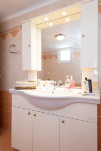 克若尼索斯Sunset Studio的浴室设有白色水槽和镜子