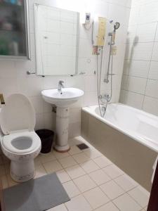 碧瑶Minesview condo的浴室配有卫生间、盥洗盆和浴缸。