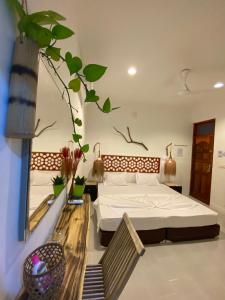 图鲁斯杜Ocean Cottage Maldives的卧室配有一张床