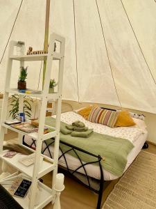 FryštákGlamping 4 Acres的帐篷内的一个床位房间