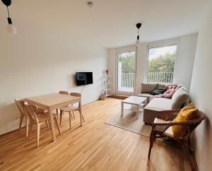 维也纳A Cozy Flat with Flair surrounded by Nature的客厅配有桌子和沙发