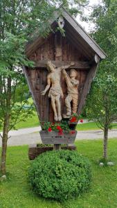 阿亨基希Kranzmuehle - Ankommen am Achensee的鸟舍中两人的雕像