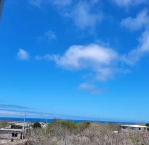巴克里索莫雷诺港CASA FRAGATA的享有大海和蓝色天空的云朵美景