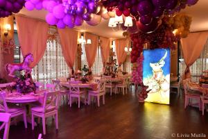 波亚纳布拉索夫Princess Butique的用餐室配有桌子以及紫色和粉红色的装饰