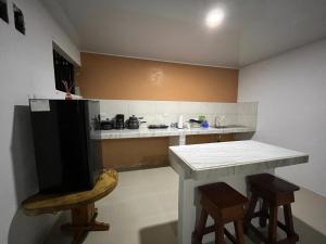 希门尼斯港Corcovado House With AC的厨房配有柜台和桌椅