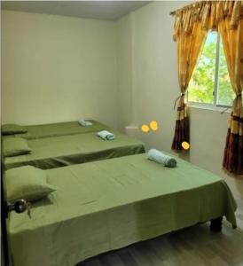巴克里索莫雷诺港CASA FRAGATA的一间卧室设有两张床和窗户。
