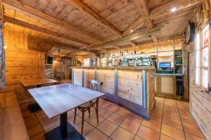 马尼戈La Vieille Ferme的小屋内的厨房配有木桌