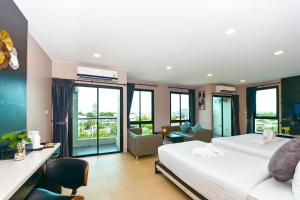 Bangkok NoiNORN Rimkhlong Bangkok นอนริมคลอง的酒店客房带两张床和一个客厅