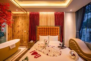 河内Mai Hotel的酒店客房带床、浴缸以及一间两鞋卧室