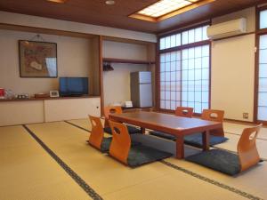 箱根Senkei Plaza的一间会议室,配有桌椅