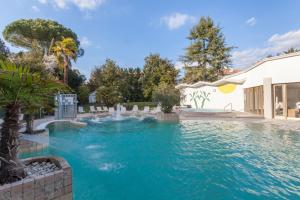 阿巴诺泰尔梅特尔姆帕特里亚酒店的一座房子里一个带喷泉的游泳池