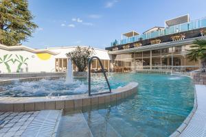 阿巴诺泰尔梅特尔姆帕特里亚酒店的一座带喷泉的游泳池