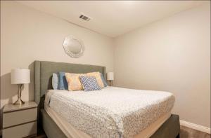 圣地亚哥1bdrm Gaslamp Conv Cntr - W Parking & 3 Beds #5的卧室配有一张床,墙上设有镜子