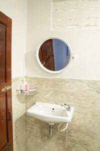 拜县Butterfly Hostel, Pai的浴室设有白色水槽和镜子