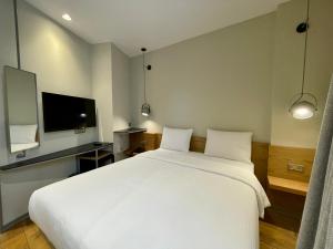 伊斯坦布尔内芙博斯普鲁斯酒店及套房的卧室配有一张白色大床和一台平面电视。