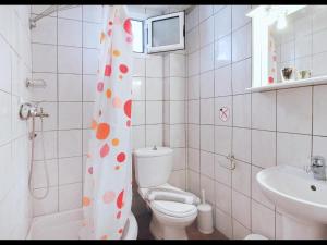 斯卡拉索提罗斯Panagiotis Hotel的浴室设有卫生间和带波卡圆点的浴帘。