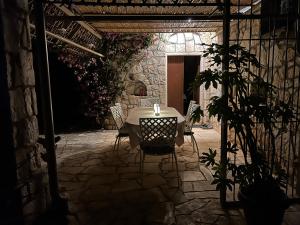 圣米凯莱萨伦蒂诺TRULLO FERNANDO的庭院里配有桌椅和蜡烛
