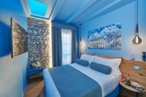 科莫73 Boutique Hotel的蓝色卧室设有一张带蓝色墙壁的大床
