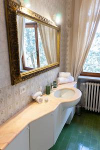 沃盖拉B&B LA VILLA的一间带水槽和镜子的浴室