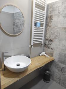 切萨雷奥港Albergo Piazza Risorgimento的浴室设有白色水槽和镜子