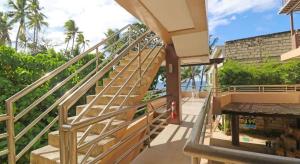 邦劳Villa Tomasa Beach Resort Panglao的通往棕榈树建筑的楼梯