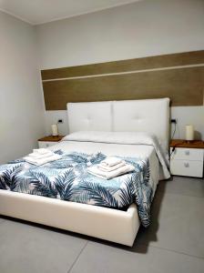 切萨雷奥港Albergo Piazza Risorgimento的一间卧室配有一张带蓝白色毯子的床