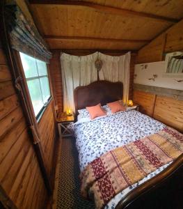 玛努敦The Potting Shed的小木屋内一间卧室,配有一张床
