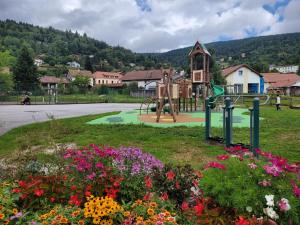 Appartement chaleureux au cœur des Hautes Vosges的儿童游玩区