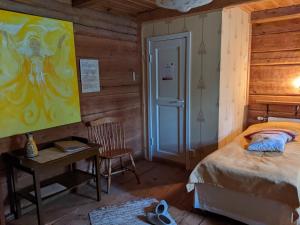 OravasaariNukula Guestrooms的一间卧室配有一张床和一张墙上画的桌子