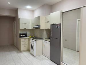 巴库Park Azure的厨房配有冰箱和洗衣机。