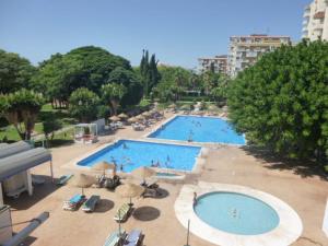 贝纳尔马德纳Aguila的享有度假村内两个游泳池的顶部景色