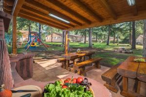 波雷奇梅特拉达假日公园的一个带野餐桌的庭院和一个带游乐场的公园