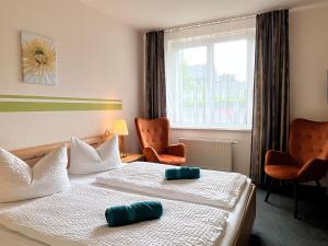 布尔格斯普瓦尔德斯罗斯酒店的酒店客房设有两张床和窗户。
