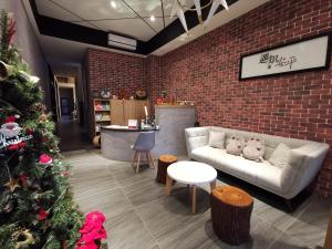 安平区遇知 安平的客厅配有圣诞树和沙发